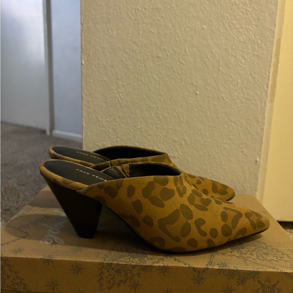 Free People Tan Leopard Mules fits like a 6M